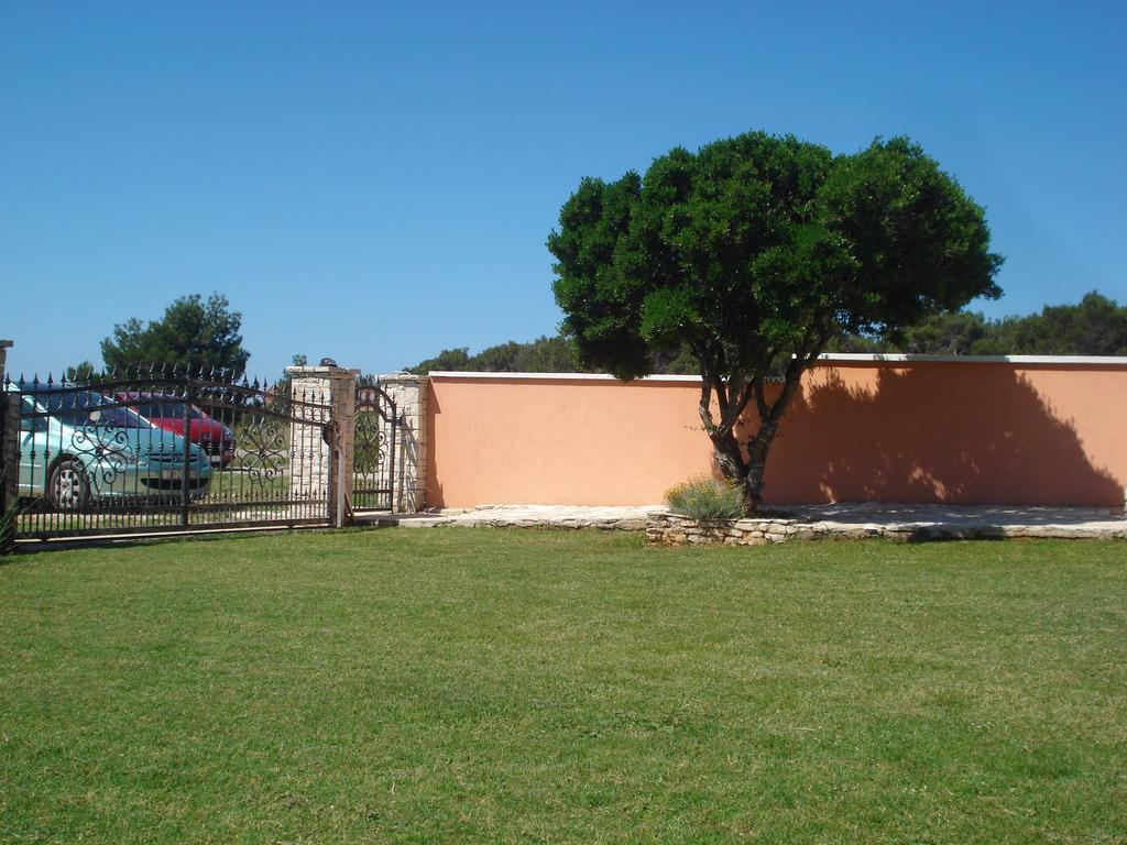 Apartments Villa Orange Medulin Exterior photo